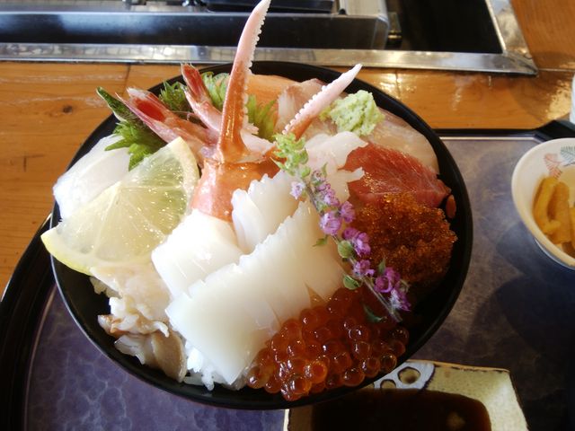 いろいろな海鮮がびっしりと乗ってます。_海鮮炉端 うろこ亭