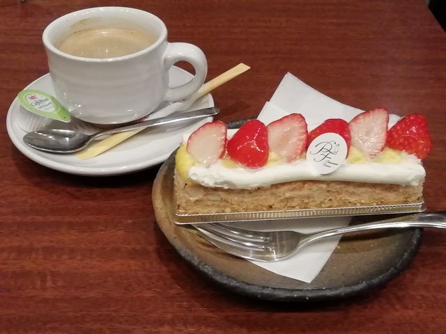 ランチ(ケーキセット)ケーキはショーケースから選べます。_焼肉徳寿 しんら亭