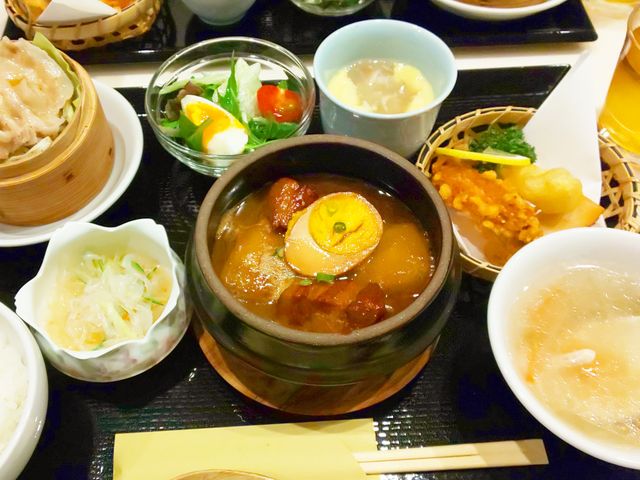 本日は豚バラと大根煮がメインのランチ。グツグツと沸騰状態でテーブルに参上!_蘭苑飯店 烏森神社店