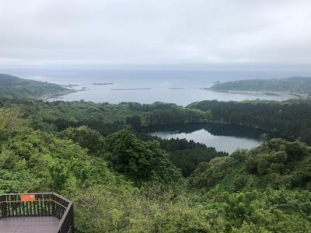 戸賀湾と並んで見えきれい。_二の目潟