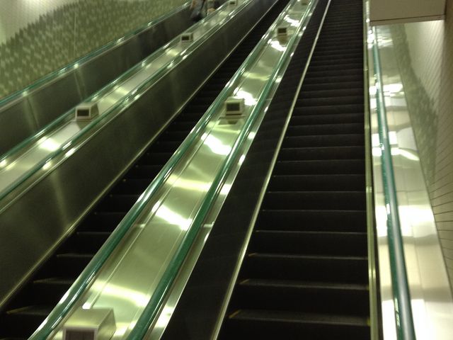 この長さは想定外_都営大江戸線 中井駅
