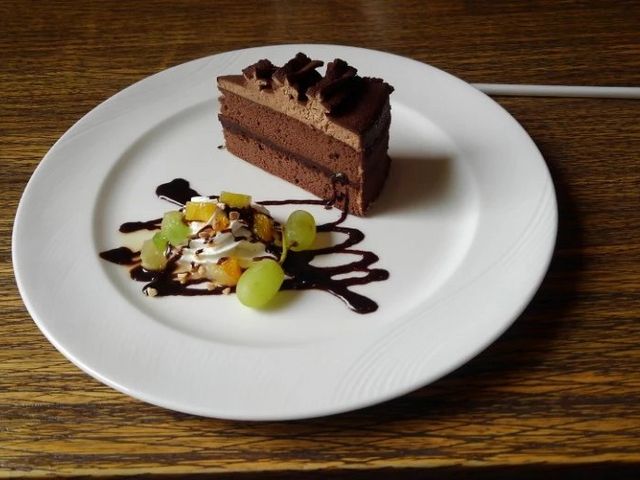 板チョコが挟んであって、濃厚なチョコレートケーキ_ベルデヴェール