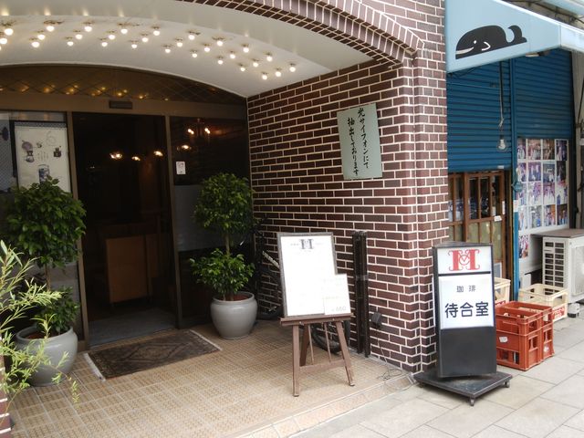 昭和らしさのある入り口です。_待合室