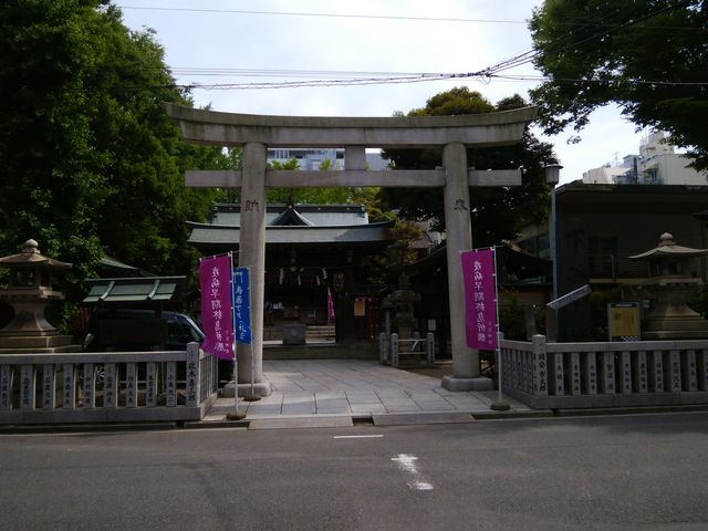 一礼をして鳥居の下を通りなさいと書いてあります。_下谷神社
