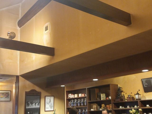 おしゃれなコーヒーカップと、高い天井が印象的。_くら