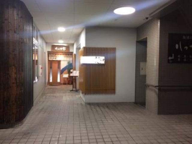 ビルの奥_八っ寸亭