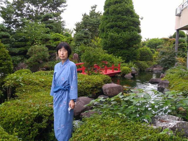 ロビー前の小池と赤い橋のある良く手入れされた庭園_高台旅館