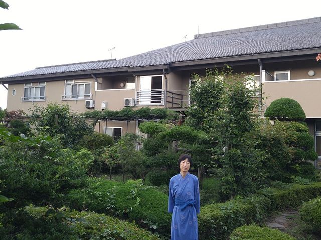 西側の庭園から見る客室、庭園は雑然としている_高台旅館