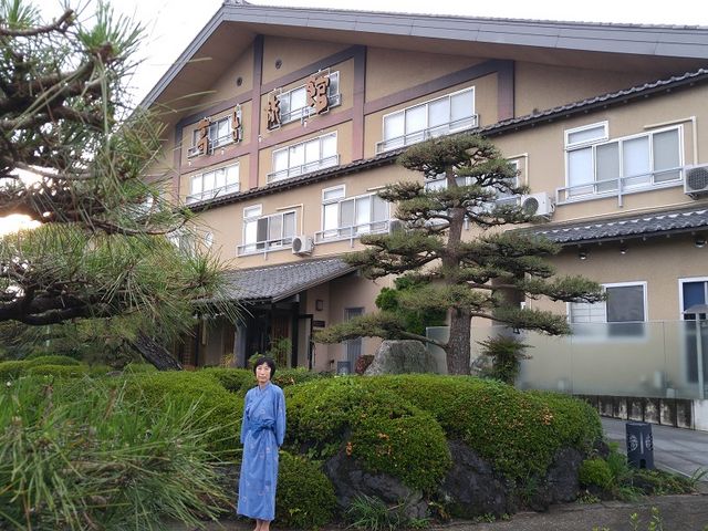 特徴的な三角屋根の旅館の外観_高台旅館