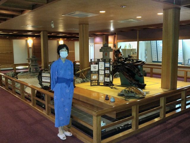 ロビー奥の装飾された広い空間_高台旅館