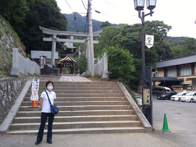 筑波神社参道入口、右側奥に旅館がある_筑波山江戸屋