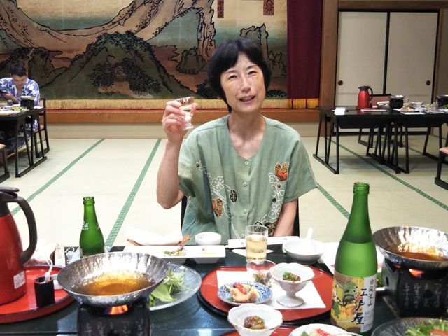 感染症対策のために、大広間を使用して3組だけの食事風景_筑波山江戸屋