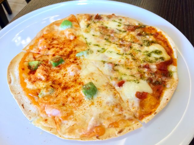 ピザは生地がクリスピーに近い薄手なので他のビュッフェが食べやすい。チーズの味わいもしっかり。_グランパークホテル ザ・ルクソー南柏