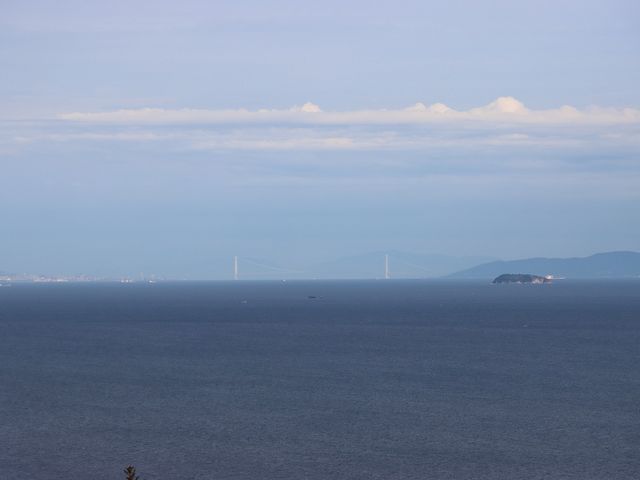 彼方に明石海峡大橋が望めます。_万葉の岬