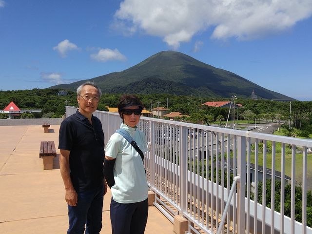 街並み越しに観る八丈富士_底土海水浴場