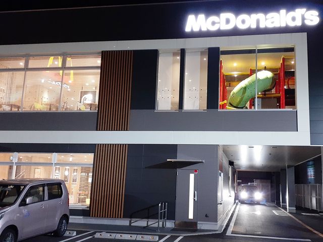 2階に何物かのマユ?がいます。_マクドナルド 306亀山店