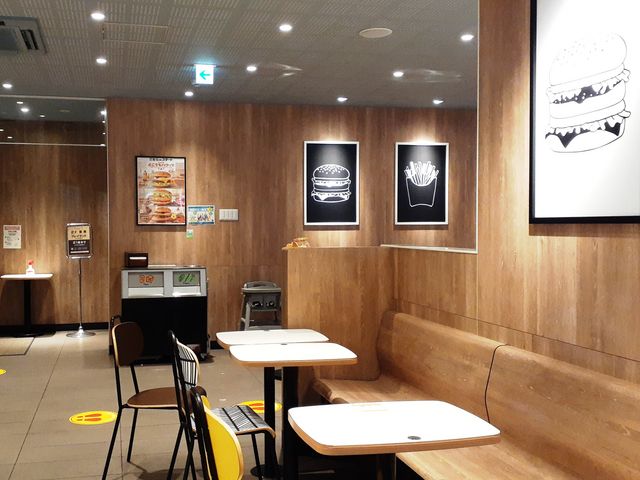 壁にはモダンアートの絵が飾られています。_マクドナルド 306亀山店