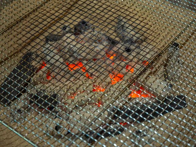 炭火でヤマメの塩焼きができます。_渓流茶園