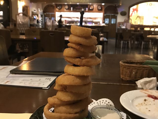 タワーオニオンリング。
チーズクリームソースと相性バッチリ。_ビアホフ ガンバリウス