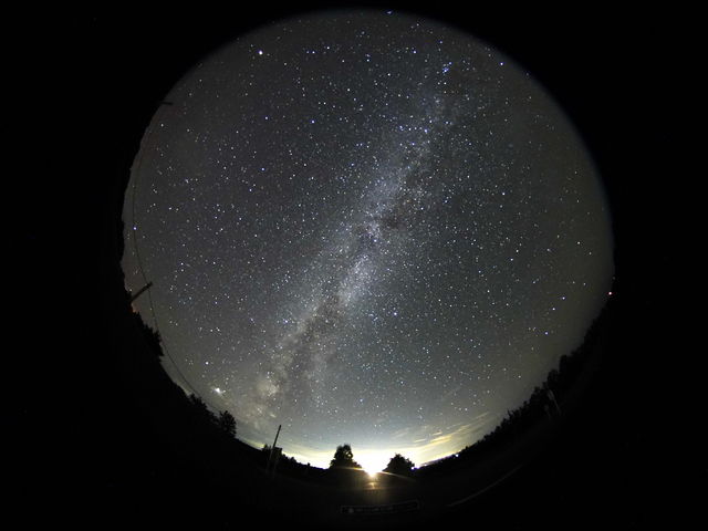 全天魚眼で天に続く道と天の川のコラボです。_知床斜里 天に続く道