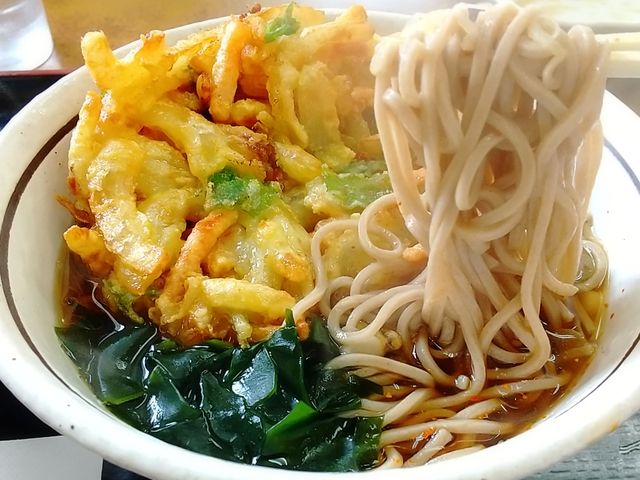 山田うどんの天ぷら蕎麦の麺リフト。_山田うどん 谷塚店