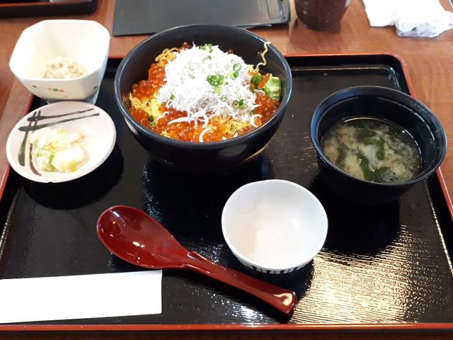 いくらしらす丼_伊豆中・ばんばん食堂