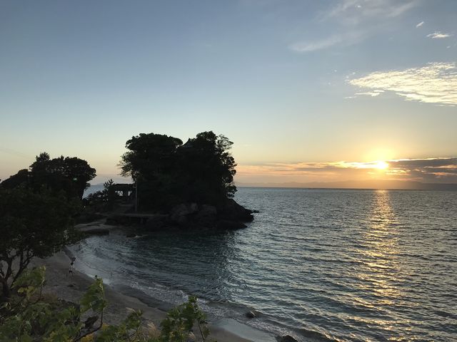 夕焼けの海と荒平天神_菅原神社(荒平天神)