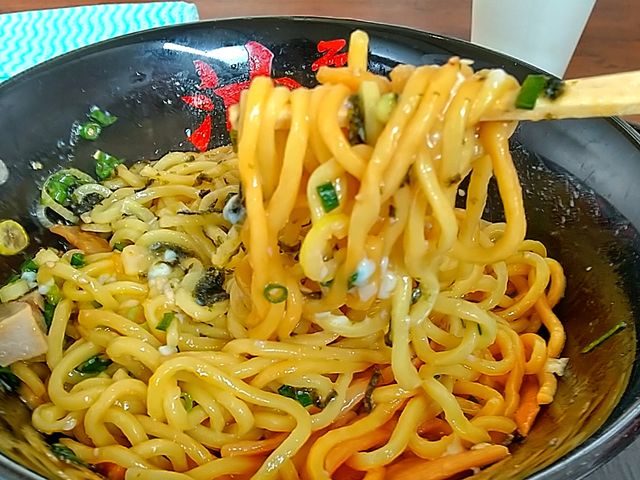 フードコートの油そば専門店、東京油組総本店のスペシャルトッピング油そばです。極太麺をリフト!_AntenDo アリオ亀有店