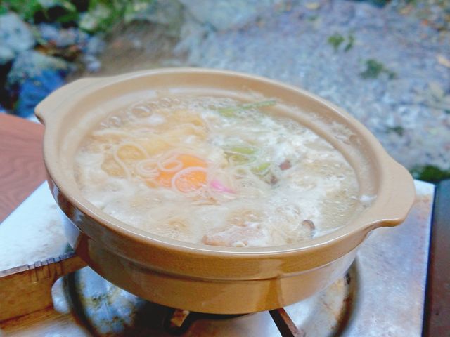 流れてくるそうめんを鍋に入れて熱々で_釜ケ滝滝茶屋
