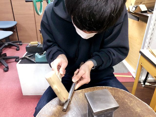 木槌で指輪を打っています。_オロ・アルジェント