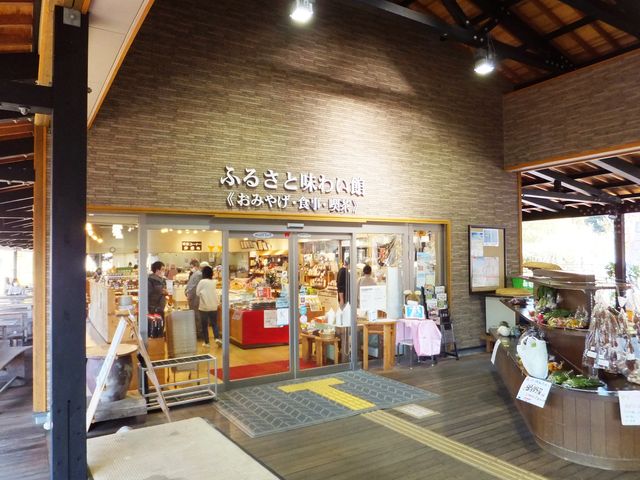 みやげ物売り場と食堂の出入り口。_奥津湖総合案内所みずの郷奥津湖