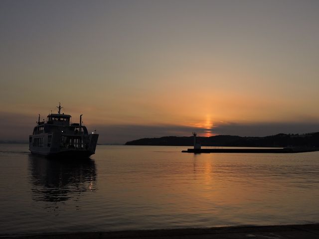 フェリーのバックに_牛窓港夕日
