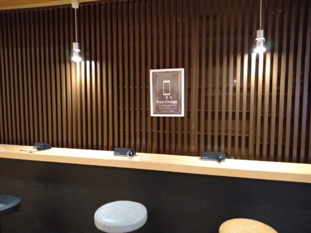 なかなかオシャレな充電コーナー(笑)_天然温泉コロナの湯 小倉店
