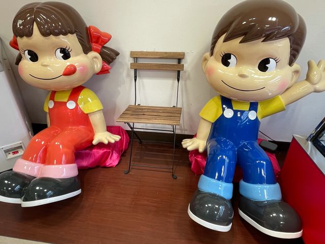 ペコちゃんポコちゃんがお出迎え_不二家 中間店