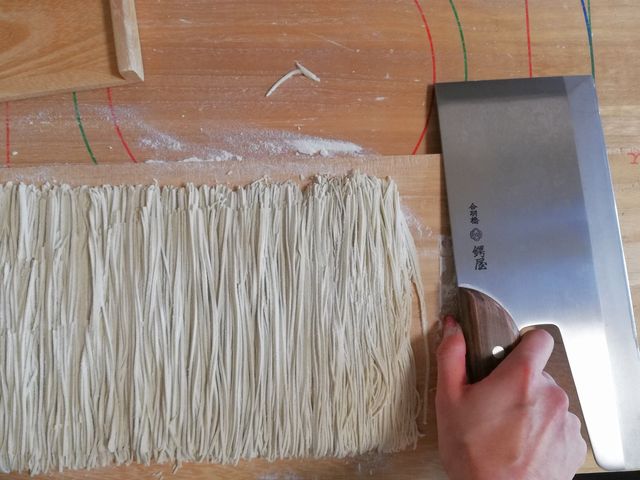 初めての人には軽めの蕎麦包丁貸していただけました。初めてでも美味しくできます!_東京神田手打ちそば教室おそば膳