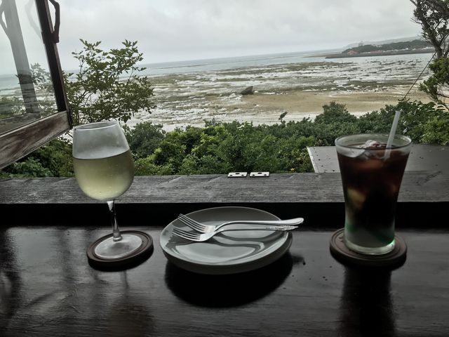 森の茶屋のカウンター席では、潮風と森の匂いのする風、両方感じることができます。_山の茶屋 楽水