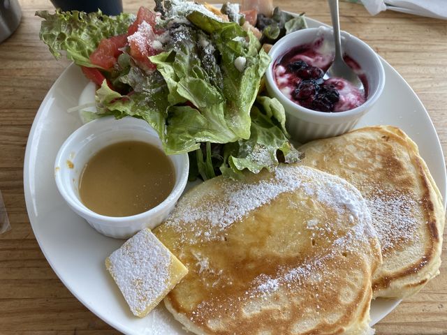 サラダパンケーキのランチプレート_シーバーズ カフェ SEE BiRDS CAFE