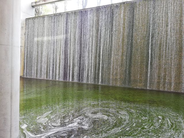 白糸の滝の様です、水面にも変化する芸術品が現れている様に見えます_京都府立陶板名画の庭