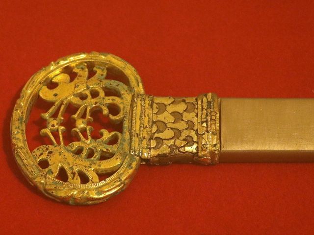 金銅装双龍環頭太刀の環頭部分。_京丹後市立丹後古代の里資料館