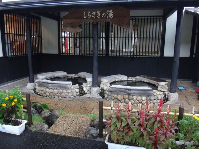 ホームの足湯。_木津温泉駅周辺
