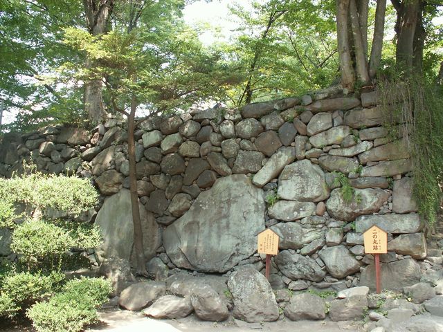 歌碑は二の丸跡の石垣の石です。_懐古園の文学碑