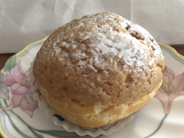 箱根カフェ サブレシュークリーム サクッとした生地の中は、たっぷり濃厚クリームで美味しい_箱根カフェ