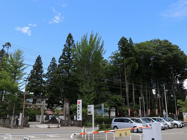 背の高い木々に囲まれています。_飛騨天満宮