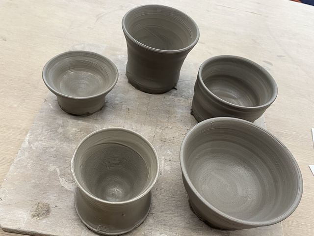 電動ろくろでの作品。ここから色をつけて焼いてくれるので、受け取りは2ヶ月後。色は自分で2色選べます。_アトリエギャラリー大