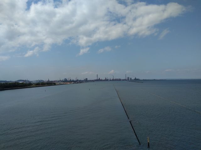 水の向こうに見える工場群_中の島大橋