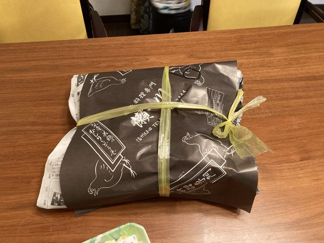 新聞紙にくるまれたワイルドなむしり_瀬川若鳥むしり料理店