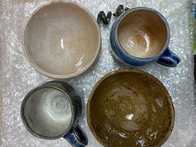 お茶碗とスープカップ、
余った土で箸置きを作りました。_黒山陶房