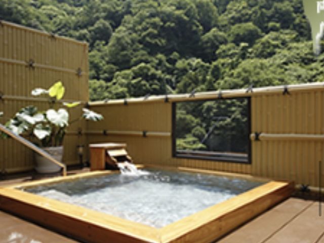 家族風呂です。屋根は脱衣所までならありますがお風呂にはないので天気が良い日が好ましいと思います。_湯原温泉 湯快感 花やしき