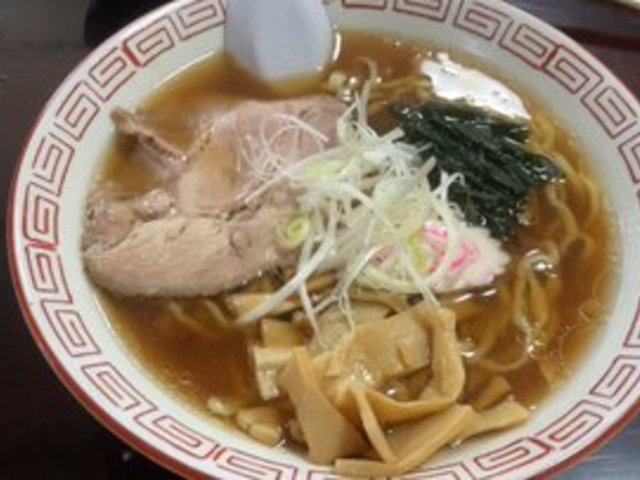 醤油ラーメン550円。塩ラーメンと味噌ラーメンは750円。この値段の違いはわかりません。_わたりや