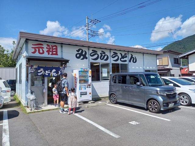 場所はナビを頼りに行けばすぐにわかります。駐車場も10台以上おけます。_手打ちうどんみうら